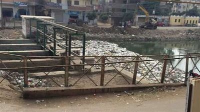 رفع القمامة المتراكمة والحيوانات النافقة بقنطرة ميت أبو علي بالشرقية