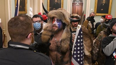 لجنة التحقيق في اقتحام الكونجرس تستدعي 5 من حلفاء ترامب بينهم روجر ستون