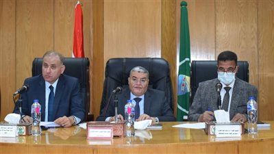 محافظ المنيا يوافق على تقنين 143 طلبًا على أراضي أملاك الدولة