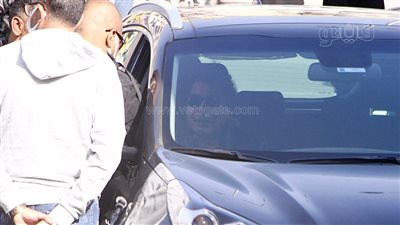 لحظة تشييع جثمان ابن شقيقة محمد منير من مسجد الحصري | فيديو