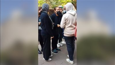 انهيار تيسير فهمي أثناء تشييع جنازة شقيقها | فيديو