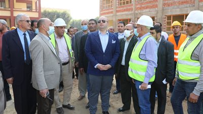 محافظ بني سويف يتفقد مشروعات حياة كريمة بمركز ناصر