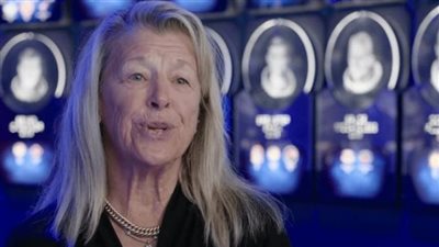 ابنة أول أمريكي صعد إلى الفضاء تسير علي خطي والدها