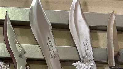 ضبط 4 خناجر بحوزة راكب بمطار القاهرة