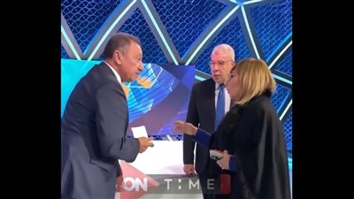 سلام حار ومداعبة.. لميس الحديدي تقتحم إستديو شوبير للترحيب بالخطيب| فيديو