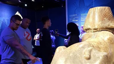 بعد استقبالهم بموسيقى الهارب.. إقبال كبير من الزائرين على معرض 