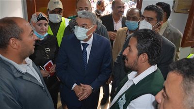 محافظ المنيا يتفقد عددا من المنازل بعد إعادة تأهيلها بديرمواس