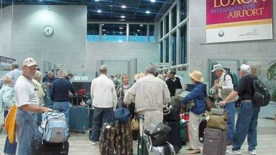 وصول مراسلي وكالات الأنباء والصحف العالمية إلى مطار الأقصر لتغطية حفل طريق الكباش