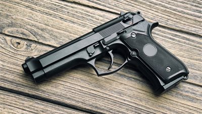 تفسير رؤية المسدس في المنام وعلاقتها بالتخلص من المشاكل ومساعدة المحتاجين 