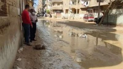  إصلاح ماسورة مياه فى شارع رئيسي بمدينة منيا القمح في الشرقية 