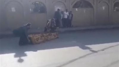 رموه وهربوا.. اللبنانيون يلقون نعش في الشارع