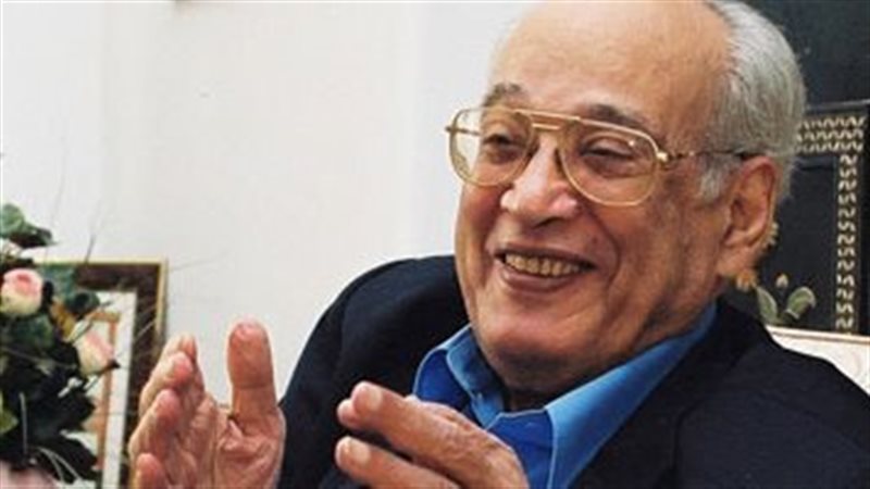 الكاتب الصحفى كامل