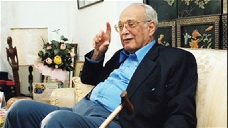 الكاتب الصحفى كامل