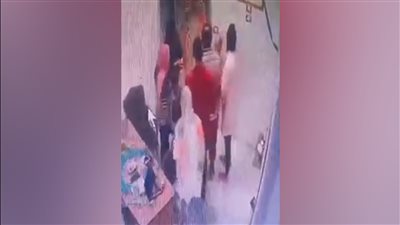 التفاصيل الكاملة لتعدي ٦ مجهولين على أخصائية صحة نفسية خلال عملها بالمحلة | فيديو