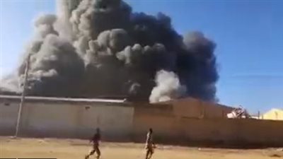 لحظة اندلاع حريق هائل في مصنع بلاستيك بالسودان | فيديو