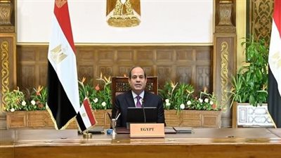  السيسي يتفقد قرية غرب أسوان المتضررة من السيول ويلتقي عددا من المواطنين