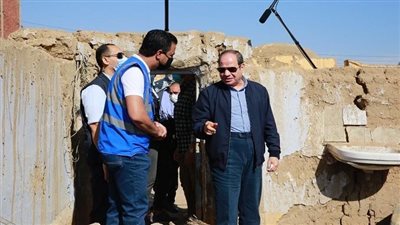 السيسي يستمع لشباب مؤسسة حياة كريمة عن الجهود المبذولة في قرية غرب أسوان 