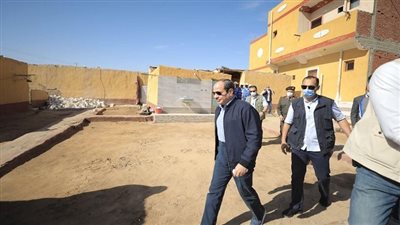  السيسي يتفقد القافلة الطبية بقرية غرب أسوان المتضررة من السيول 