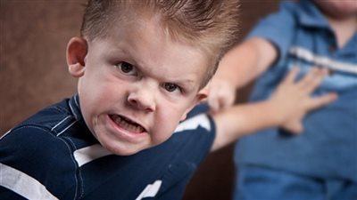 علامات تؤكد أن طفلك متنمر على زملائه