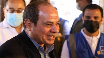 السيسي يتفقد القرى المتضررة من السيول بأسوان.. يكلف بضمها لمبادرة حياة كريمة لتطوير الريف.. ويعلن عن تخصيص 500 شقة للأهالي 