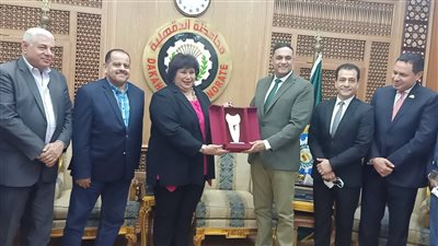 محافظ الدقهلية يهدى وزيرة الثقافة درع المحافظة | فيديو وصور 