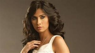 روبي تتألق بالذهبي في أحدث جلسة تصوير بالأقصر|فيديو