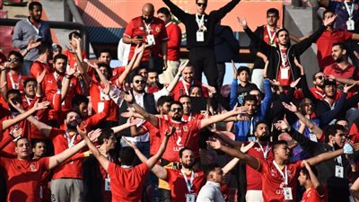 هتافات حماسية لجماهير الأهلي قبل انطلاق مباراة سموحة | فيديو وصور