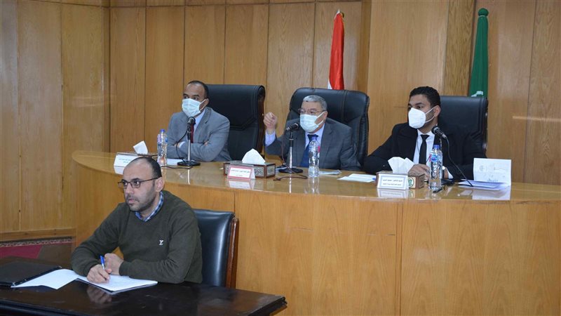 محافظ المنيا يناقش
