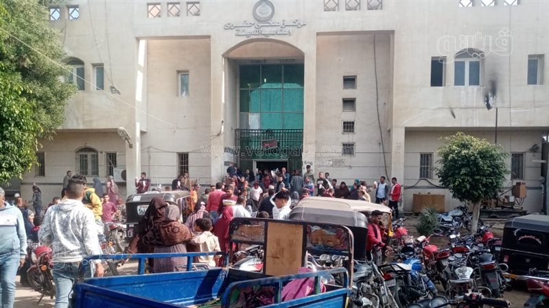تجمهر الاهالي امام