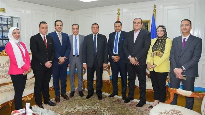 جلسة محافظ البحيرة