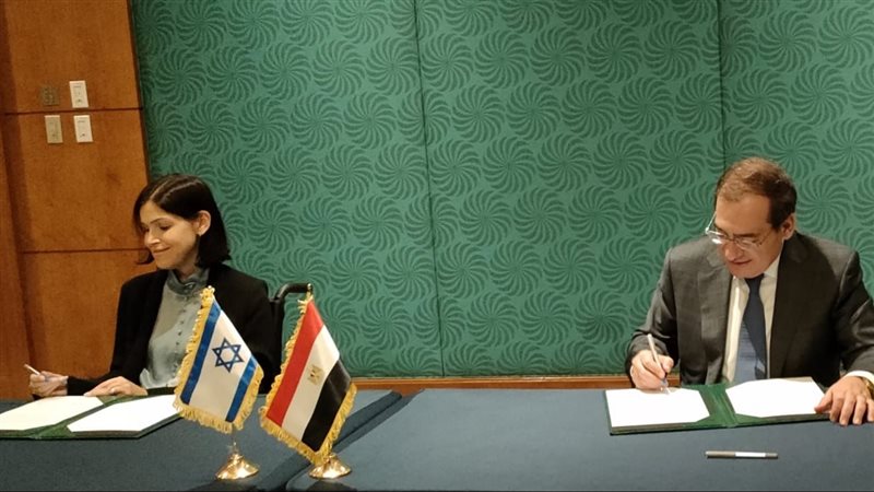 جانب من توقيع البروتكول
