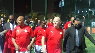 رئيسا الكاف والفيفا يشاركان في مباراة خماسية بقميص منتخب مصر| صور