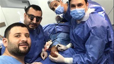 بعد 6 أشهر.. فريق طبي بجامعة المنوفية يعيد يد شاب مبتورة إلى الحياة | صور