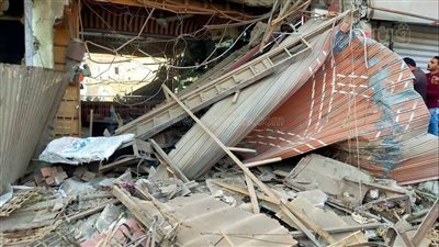 مشاهد مؤلمة من حادث ديرب نجم: ملابس ملطخة بالدماء.. وشاب يبكي جثة شقيقه | صور