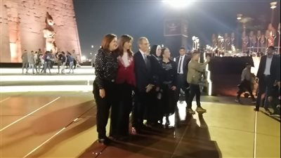 4 وزراء يلتقطون الصور التذكارية بساحة معبد الأقصر | صور