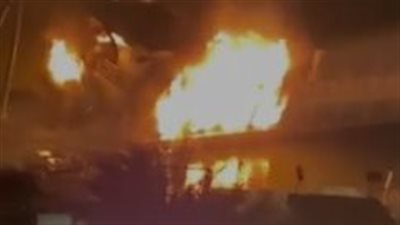 الصور الأولى لحريق هائل داخل مركب نيلي بالمعادي