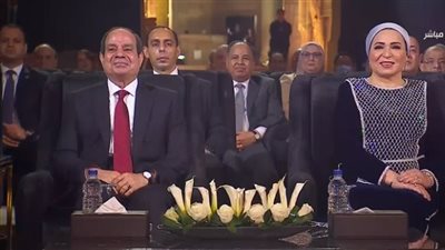 تفاعل السيسي وقرينته مع أغنية 