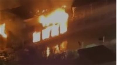 نشوب حريق هائل بمركب نيلي في المعادي.. والحماية تدفع بـ 4 سيارات إطفاء