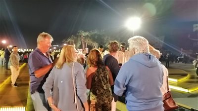 تهافت السائحون لالتقاط الصور التذكارية مع أبطال عرض 