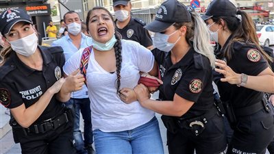 الشرطة التركية تطلق الغاز المسيل لتفريق تظاهرة نسوية في إسطنبول‎‎ | صور