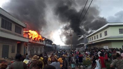مظاهرات بالفؤوس والسكاكين.. ماذا يحدث في جزر سليمان؟ | فيديو وصور 