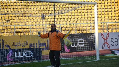 لفك النحس.. مشجع يستخدم البخور باستاد الإسماعيلية قبل مباراة المحلة |صور 