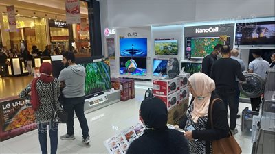 انطلاق فعاليات الجمعة البيضاء في مصر بخصومات تصل لـ 70%.. غرفة القاهرة: المحال التجارية تتسابق في إعلاء شعار صنع في مصر وتوفير البديل للمستورد