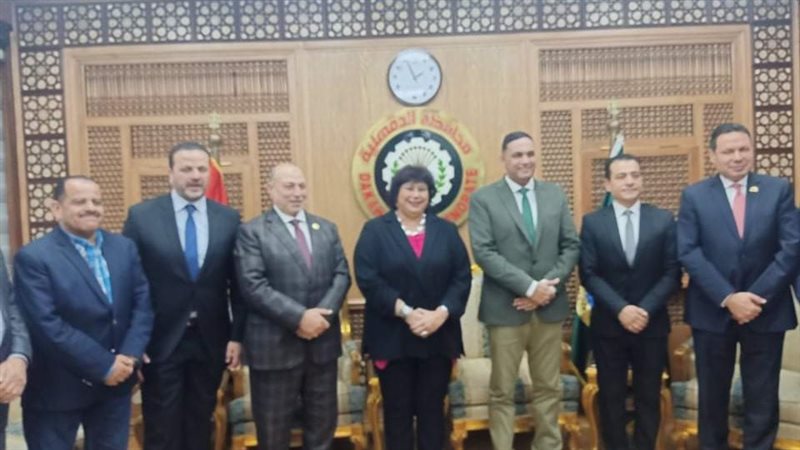 وزيرة الثقافة في