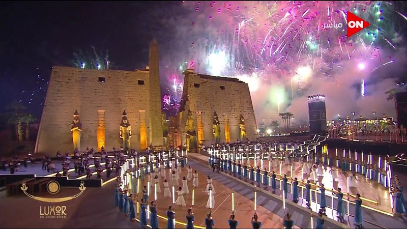 الألعاب النارية تضيء