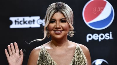 نجوم الفن يحتفلون بعيد ميلاد بوسي شلبي في دبي (فيديو)