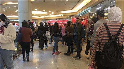 زحام وتكدس داخل المولات بسبب تخفيضات البلاك فرايدي|فيديو وصور 