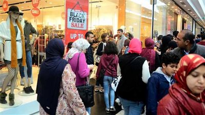 إقبال متوسط على مولات الإسكندرية في الجمعة البيضاء| فيديو