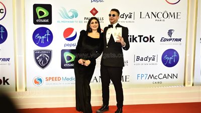 أحمد الفيشاوي يقبل زوجته على السجادة الحمراء في افتتاح مهرجان القاهرة السينمائي | فيديو