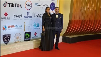 داليا البحيري برفقة زوجها على الريد كاربت بمهرجان القاهرة السينمائي | فيديو